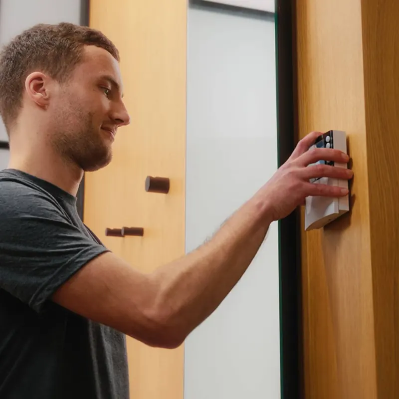 Muž zastrčí alarm JABLOTRON pri odchode z domu