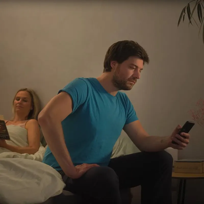 Muž kontroluje dom v mobilnej aplikácii